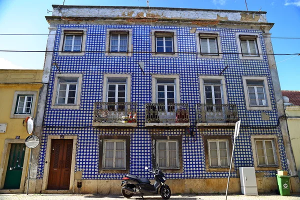 Eski Lizbon Mahallelerinde Azulejo Fayans Cephe Ile Geleneksel Renkli Binalar — Stok fotoğraf