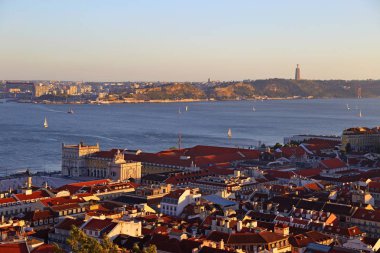 Lizbon Tarihi Cityscape, eski şehir Alfama görünümü, Lizbon Portekiz