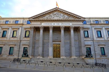 İspanya 'nın Madrid kentindeki Palacio de las Cortes veya Congreso de los Diputados (Milletvekilleri Kongresi) binasının ön görüntüsü