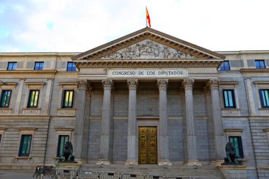 İspanya 'nın Madrid kentindeki Palacio de las Cortes veya Congreso de los Diputados (Milletvekilleri Kongresi) binasının ön görüntüsü