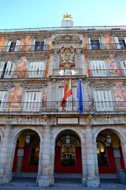 İspanya 'nın başkenti Madrid' deki Plaza Belediye Başkanı Casa de la Panaderia 'nın cephesi.