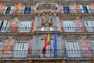 Madrid, İspanya 'daki tipik ikamet / ticari binaların ve sokakların Süsleme Cephesi