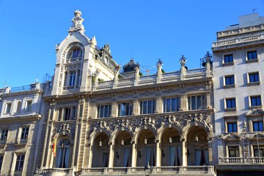 Madrid, İspanya 'daki tipik ikamet / ticari binaların ve sokakların Süsleme Cephesi