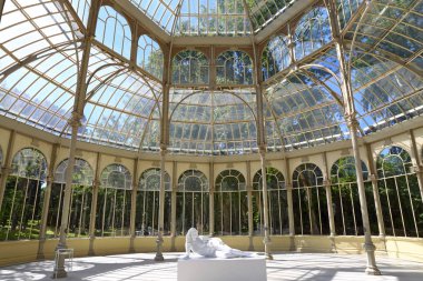 Buen Retiro Park 'taki Kristal Saray (Palacio de Cristal), 1887 yılında İspanya' nın Madrid kentinde Ricardo Velazquez Bosco tarafından inşa edilen cam ve metal bir yapı..