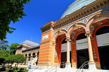 Madrid, İspanya 'daki Velazquez Sarayı (Palacio de Velazquez) en Buen Retiro Parkı (Parque de El Retiro) 
