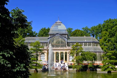 Buen Retiro Park 'taki Kristal Saray (Palacio de Cristal), 1887 yılında İspanya' nın Madrid kentinde Ricardo Velazquez Bosco tarafından inşa edilen cam ve metal bir yapı..