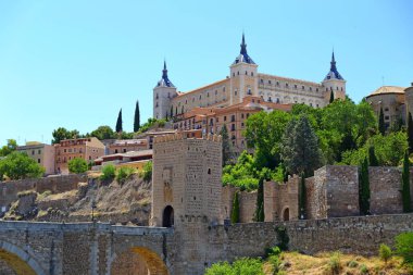 Puente de Alcantara, İspanya 'nın Tagus Nehri üzerinde bir Roma kemer köprüsü., 