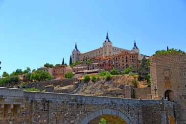 Puente de Alcantara, İspanya 'nın Tagus Nehri üzerinde bir Roma kemer köprüsü., 