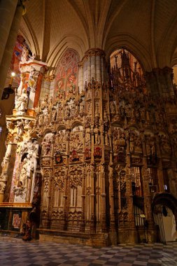 Santa Iglesia Katedrali Primada de Toledo, Katedral Primada Santa Maria de Toledo, İspanya Mudejar Gotik stilinde inşa edilmiştir..