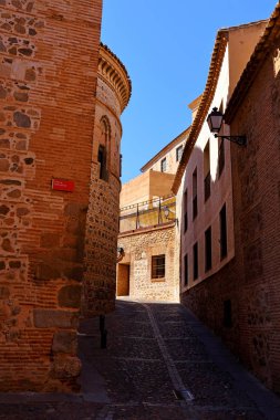 İspanya 'nın tarihi şehri Toledo' da geleneksel bir İspanyol caddesi..
