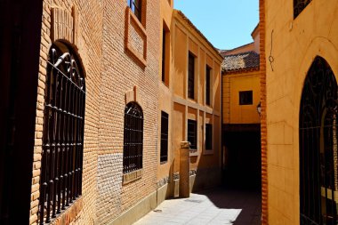 İspanya 'nın tarihi şehri Toledo' da geleneksel bir İspanyol caddesi..