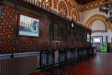 İspanya 'nın tarihi şehri Toledo' da geleneksel bir İspanyol caddesi..
