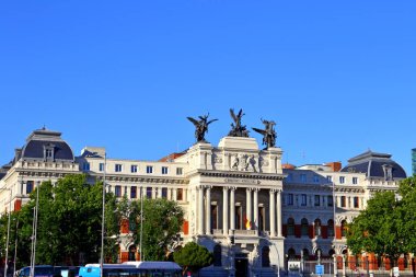 Madrid, İspanya 'daki tipik ikamet / ticari binaların ve sokakların Süsleme Cephesi