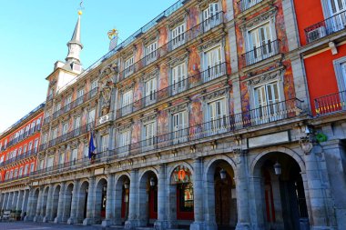 İspanya 'nın Madrid şehrinde Kral Phillips' in heykeli olan Plaza Mayor.