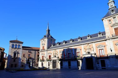 İspanya 'nın başkenti Madrid' de bulunan Plaza de La Villa 'da bulunan eski belediye binası (Casa de la Villa) ve Cisneros Hanedanı (Casa de Cisneros).
