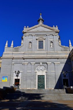 Almudena Katedrali (Katedral de Santa Maria la Real de la Almudenaon) Madrid, İspanya 'daki Kraliyet Sarayı' nın diğer tarafında yer almaktadır..