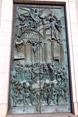 Almudena Katedrali (Katedral de Santa Maria la Real de la Almudenaon) Madrid, İspanya 'daki Kraliyet Sarayı' nın diğer tarafında yer almaktadır..