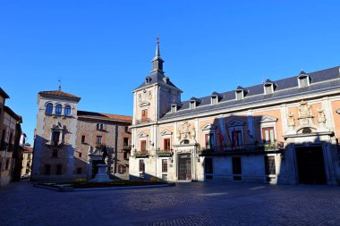 İspanya 'nın başkenti Madrid' de bulunan Plaza de La Villa 'da bulunan eski belediye binası (Casa de la Villa) ve Cisneros Hanedanı (Casa de Cisneros).