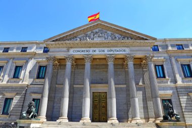 İspanya 'nın Madrid kentindeki Palacio de las Cortes veya Congreso de los Diputados (Milletvekilleri Kongresi) binasının ön görüntüsü