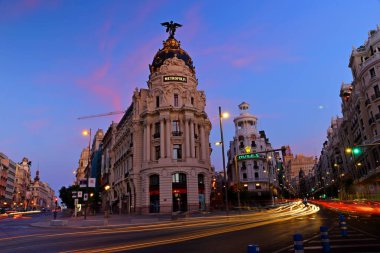 Calle de Alcala ve Gran Via 'daki şehir manzarası Madrid, İspanya ve Avrupa' daki ana alışveriş caddesi..