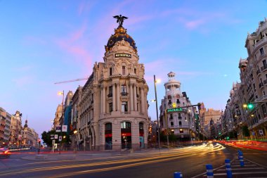 Calle de Alcala ve Gran Via 'daki şehir manzarası Madrid, İspanya ve Avrupa' daki ana alışveriş caddesi..
