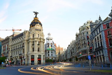 Calle de Alcala ve Gran Via 'daki şehir manzarası Madrid, İspanya ve Avrupa' daki ana alışveriş caddesi..