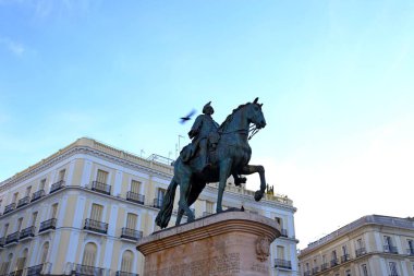 İspanya, Madrid 'deki Puerta del Sol' da Carlos 'un Kral Charles Binicilik Heykeli. 