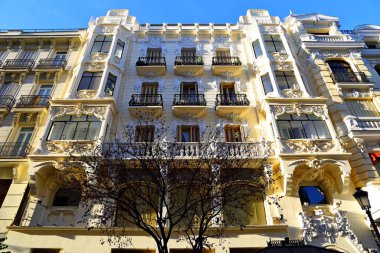 Madrid, İspanya 'daki tipik ikamet / ticari binaların ve sokakların Süsleme Cephesi