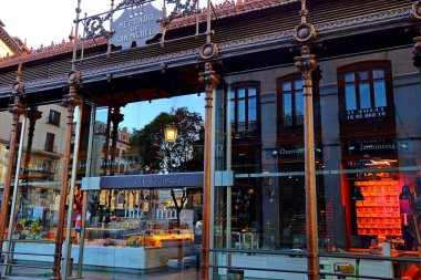 San Miguel Pazarı (Mercado de San Miguel) Madrid, İspanya 'da sabah.