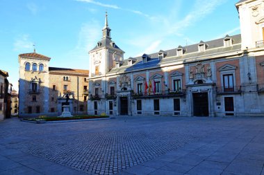 İspanya 'nın başkenti Madrid' de bulunan Plaza de La Villa 'da bulunan eski belediye binası (Casa de la Villa) ve Cisneros Hanedanı (Casa de Cisneros).