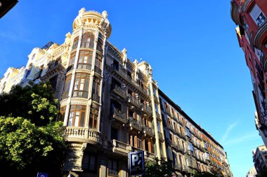 Madrid, İspanya 'daki tipik ikamet / ticari binaların ve sokakların Süsleme Cephesi