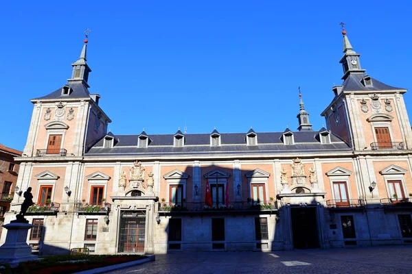 İspanya 'nın başkenti Madrid' de bulunan Plaza de La Villa 'da bulunan eski belediye binası (Casa de la Villa) ve Cisneros Hanedanı (Casa de Cisneros).