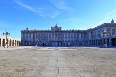 Palacio Real de Madrid (Kraliyet Sarayı) ve Plaza de Armeria İspanya kraliyet konutudur. 