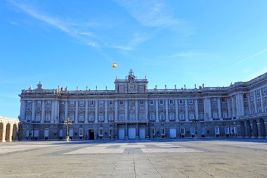 Palacio Real de Madrid (Kraliyet Sarayı) ve Plaza de Armeria İspanya kraliyet konutudur. 