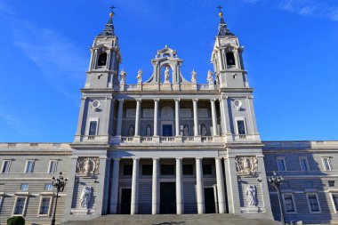 Almudena Katedrali (Katedral de Santa Maria la Real de la Almudenaon) Madrid, İspanya 'daki Kraliyet Sarayı' nın diğer tarafında yer almaktadır..