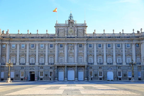 パラシオ レアル マドリード とアルメリア広場はスペイン王室の儀式用住居です — ストック写真