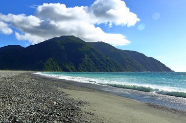 Dongao Körfezi, Tayvan 'ın Yilan ilçesindeki plajda kayalar var.