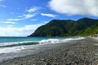Dongao Körfezi, Tayvan 'ın Yilan ilçesindeki plajda kayalar var.