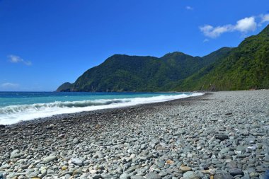 Dongao Körfezi, Tayvan 'ın Yilan ilçesindeki plajda kayalar var.