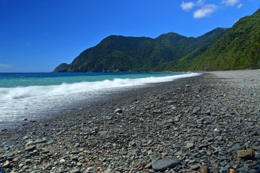 Dongao Körfezi, Tayvan 'ın Yilan ilçesindeki plajda kayalar var.
