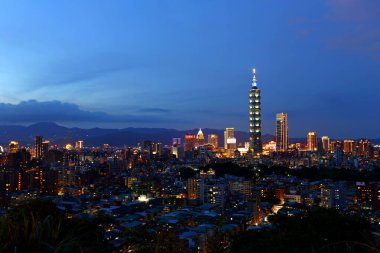 Taipei 'nin modern şehri, geceleri binaların manzarası Tayvan' ın başkentine bakıyor..