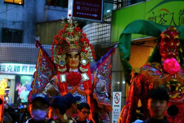 Toprak Tanrısı geçit töreni. Toprak Tanrısı 'nın köyleri ve evleri koruduğuna inanılır..