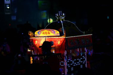 Toprak Tanrısı geçit töreni. Toprak Tanrısı 'nın köyleri ve evleri koruduğuna inanılır..