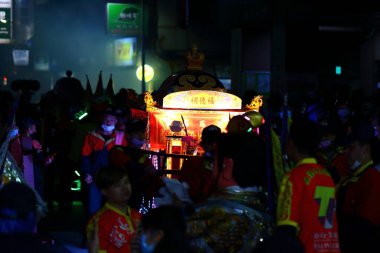 Toprak Tanrısı geçit töreni. Toprak Tanrısı 'nın köyleri ve evleri koruduğuna inanılır..