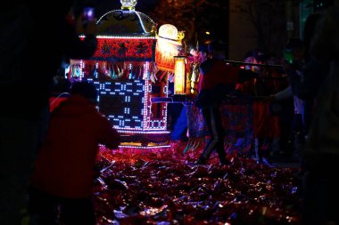 Toprak Tanrısı geçit töreni. Toprak Tanrısı 'nın köyleri ve evleri koruduğuna inanılır..