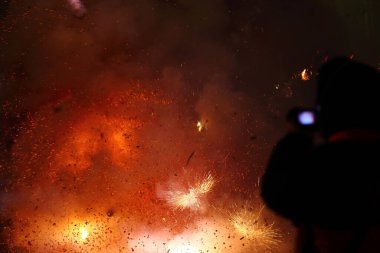 Toprak Tanrısı geçit töreni. Toprak Tanrısı 'nın köyleri ve evleri koruduğuna inanılır..