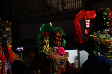 Toprak Tanrısı geçit töreni. Toprak Tanrısı 'nın köyleri ve evleri koruduğuna inanılır..