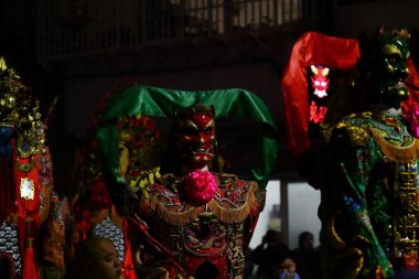 Toprak Tanrısı geçit töreni. Toprak Tanrısı 'nın köyleri ve evleri koruduğuna inanılır..