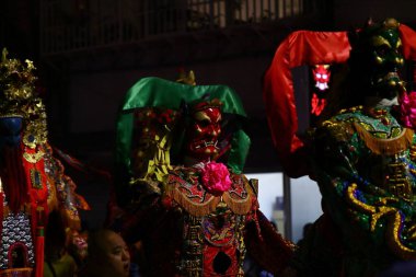 Toprak Tanrısı geçit töreni. Toprak Tanrısı 'nın köyleri ve evleri koruduğuna inanılır..