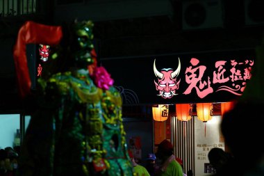 Toprak Tanrısı geçit töreni. Toprak Tanrısı 'nın köyleri ve evleri koruduğuna inanılır..